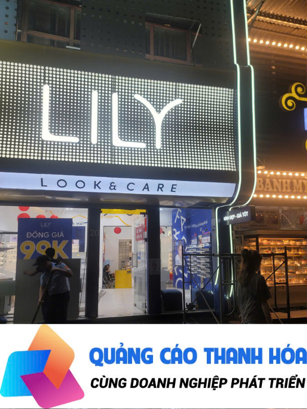 lắp đật biển quảng cáo chu mical, chân nhôm, sáng mặt cửa hàng kính mắt lily